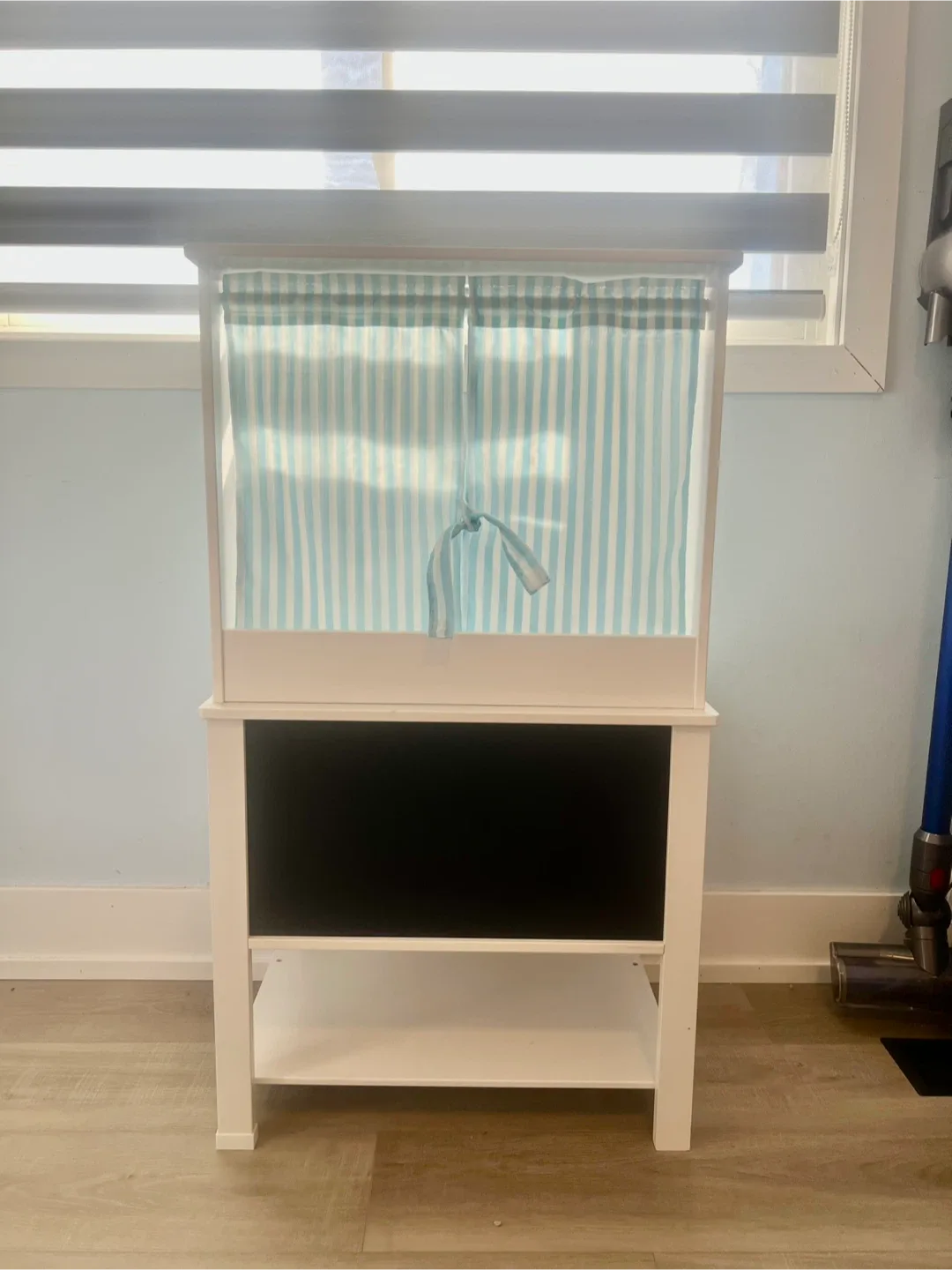 Small Play 2 in 1 play kitchen and puppet theatre image indicator(3)