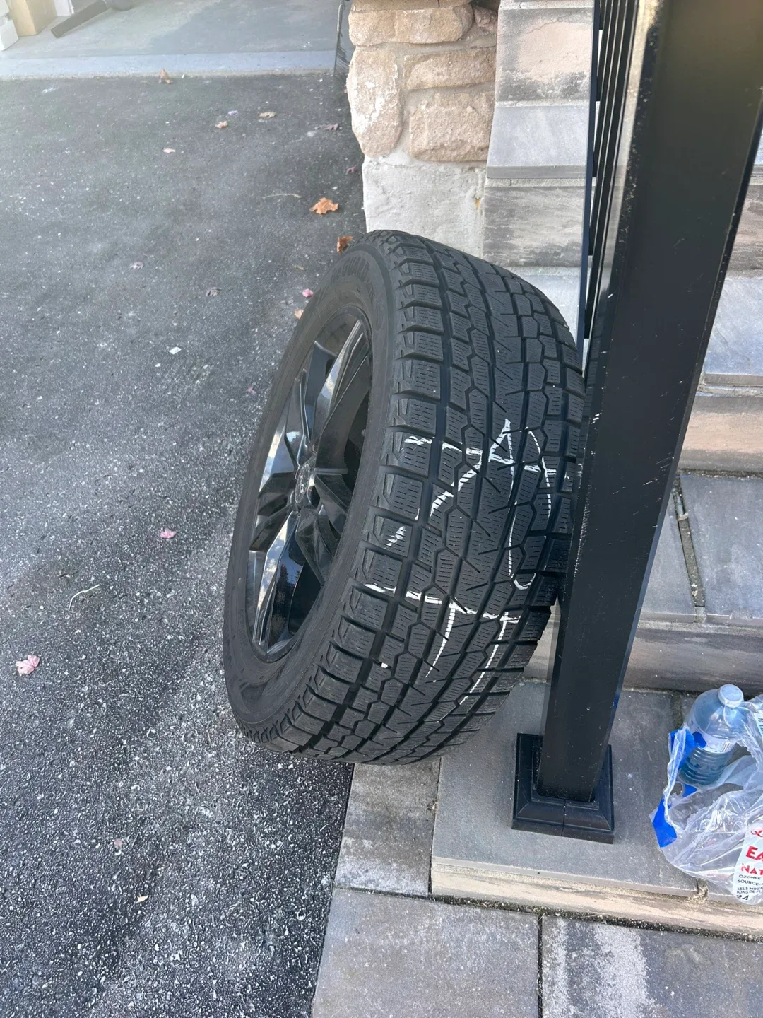 Yokohama Ice Guard G075 Winter Tire on Alloy Rim image indicator(2)