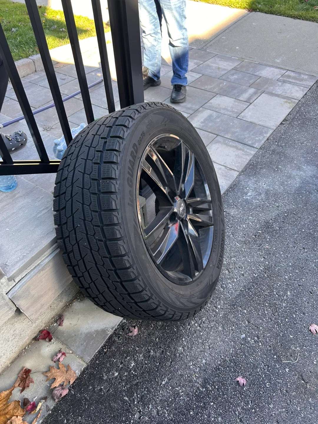 Yokohama Ice Guard G075 Winter Tire on Alloy Rim image indicator(3)