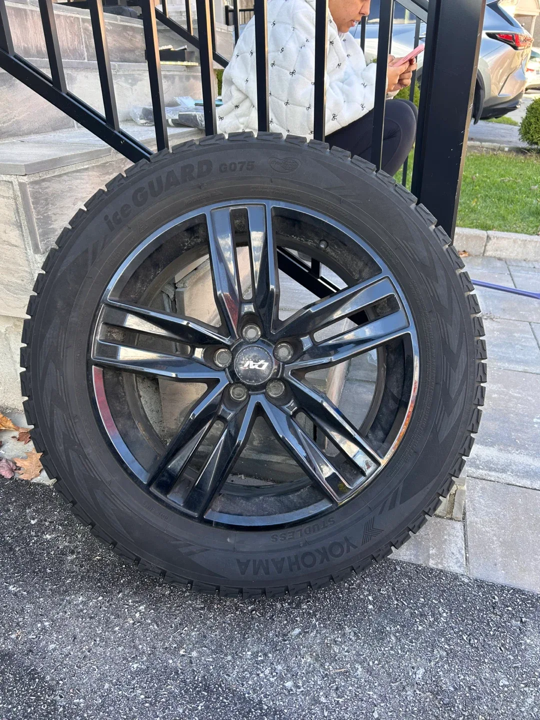 Yokohama Ice Guard G075 Winter Tire on Alloy Rim image indicator(4)