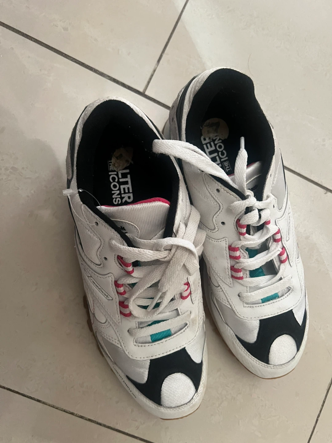 Girls Reebok 119 Sneakers - Size 7 USA