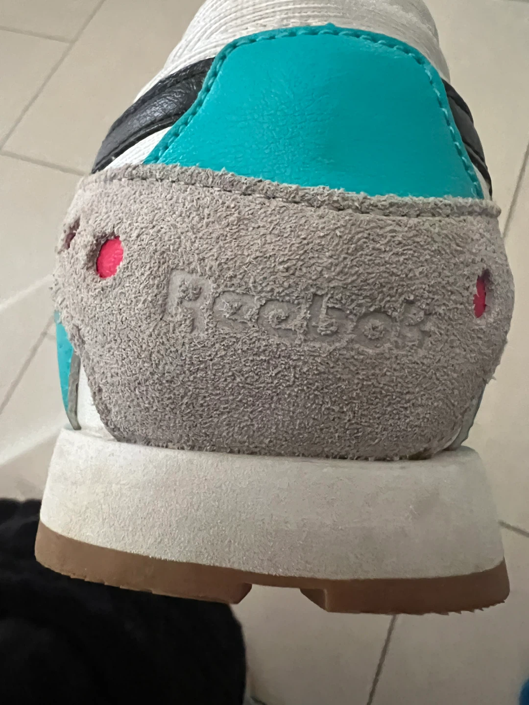 Girls Reebok 119 Sneakers - Size 7 USA - photo 2