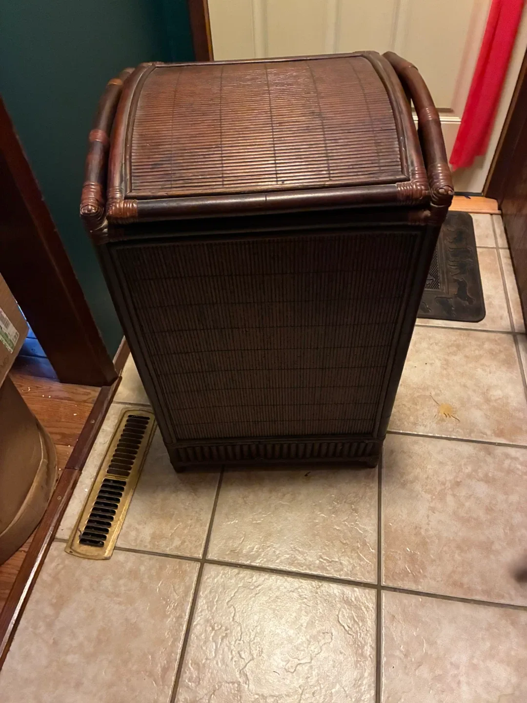 Wicker Laundry Hamper with Lid image indicator(2)