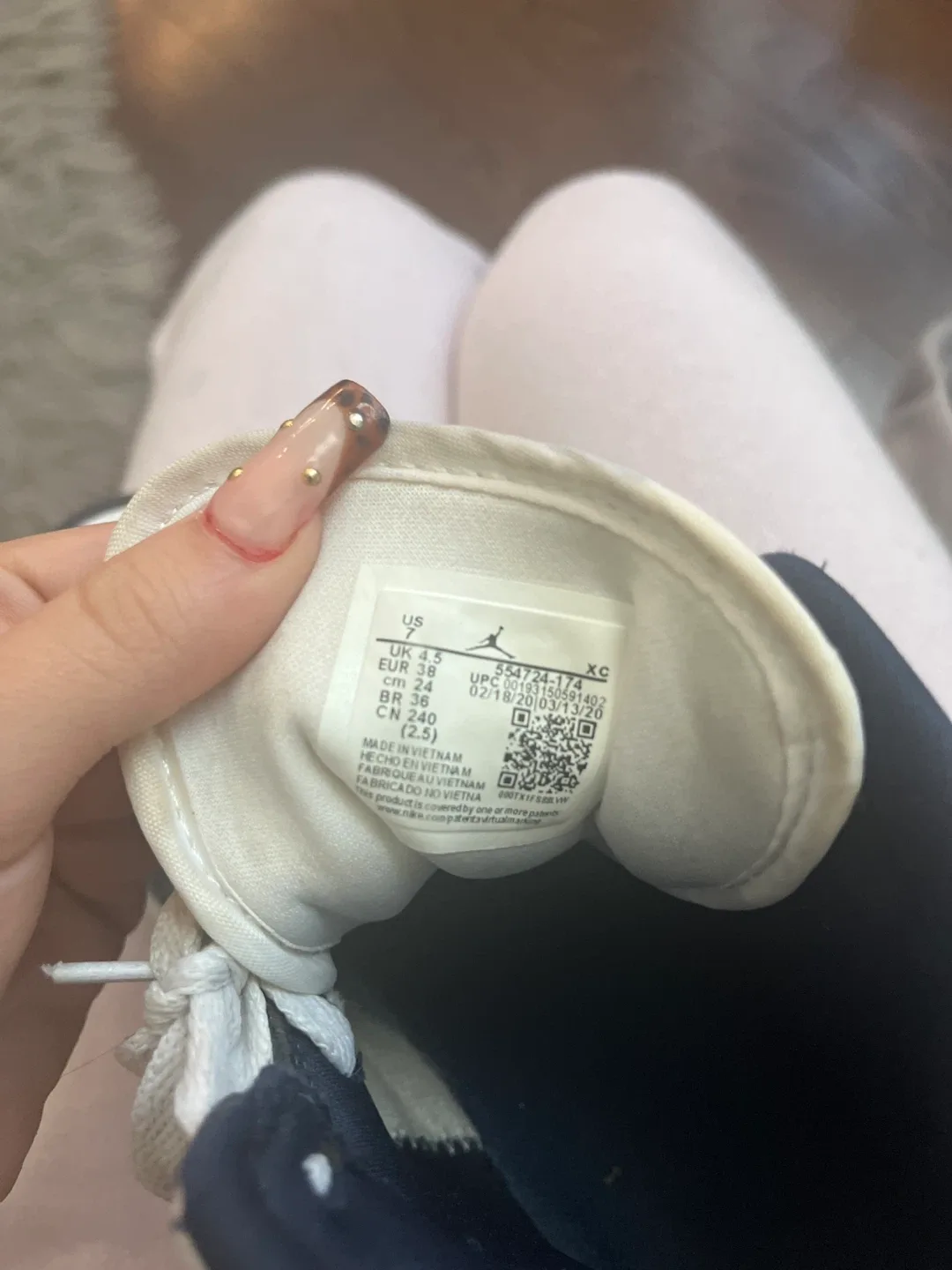 Air Jordan 1 Mid SE Size 7Y image indicator(4)