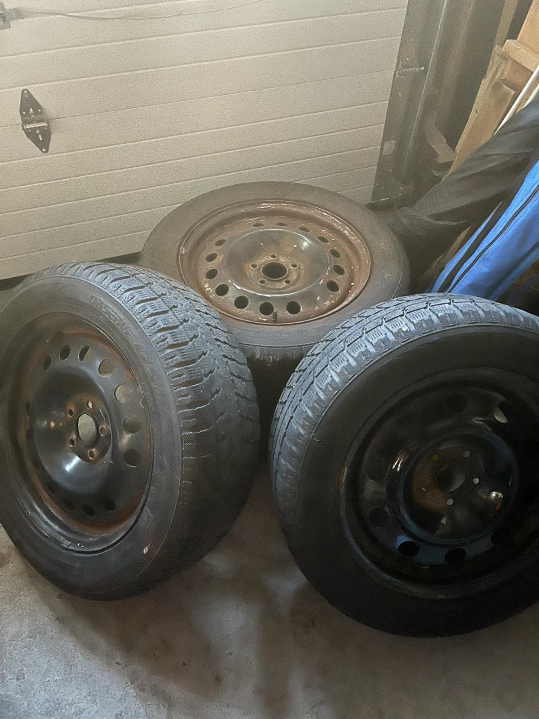 Set of 4 Used Tires on Steel Rims235/55/r17 image indicator(3)