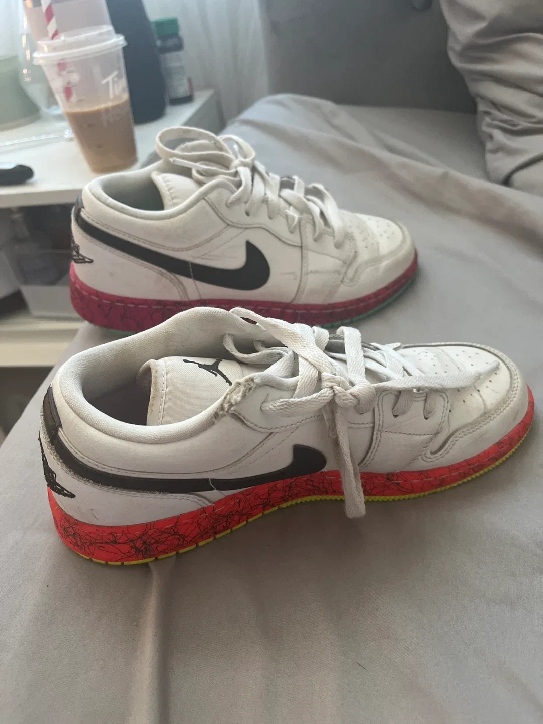 Air Jordan 1 Low Kids Size 6Y image indicator(2)