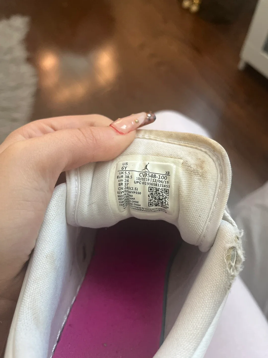 Air Jordan 1 Low Kids Size 6Y image indicator(3)