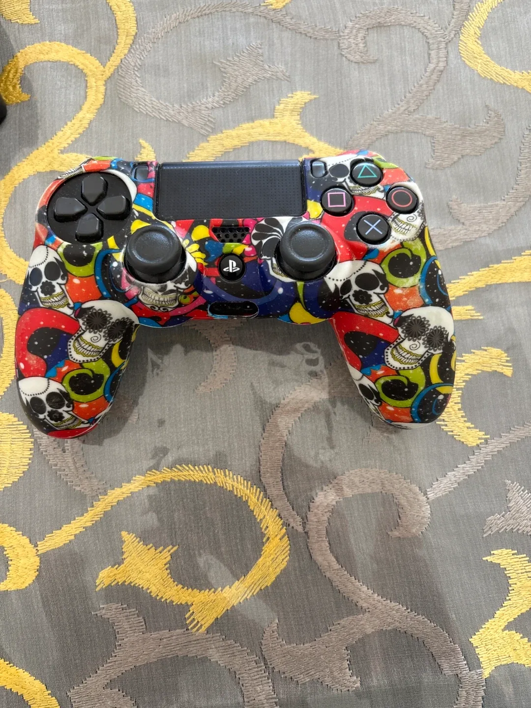 Playstation 4 Slim with 2 controllers image indicator(3)