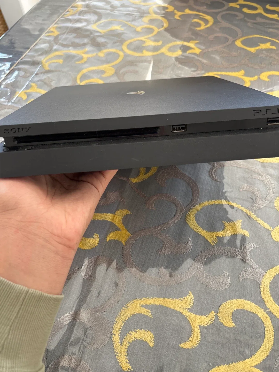 Playstation 4 Slim with 2 controllers image indicator(2)
