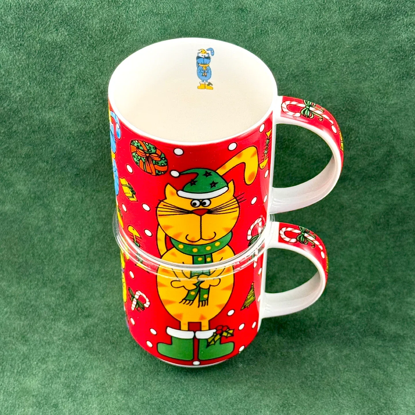 Maxwell Williams stacking Christmas cat mugs (like-new) image indicator(2)