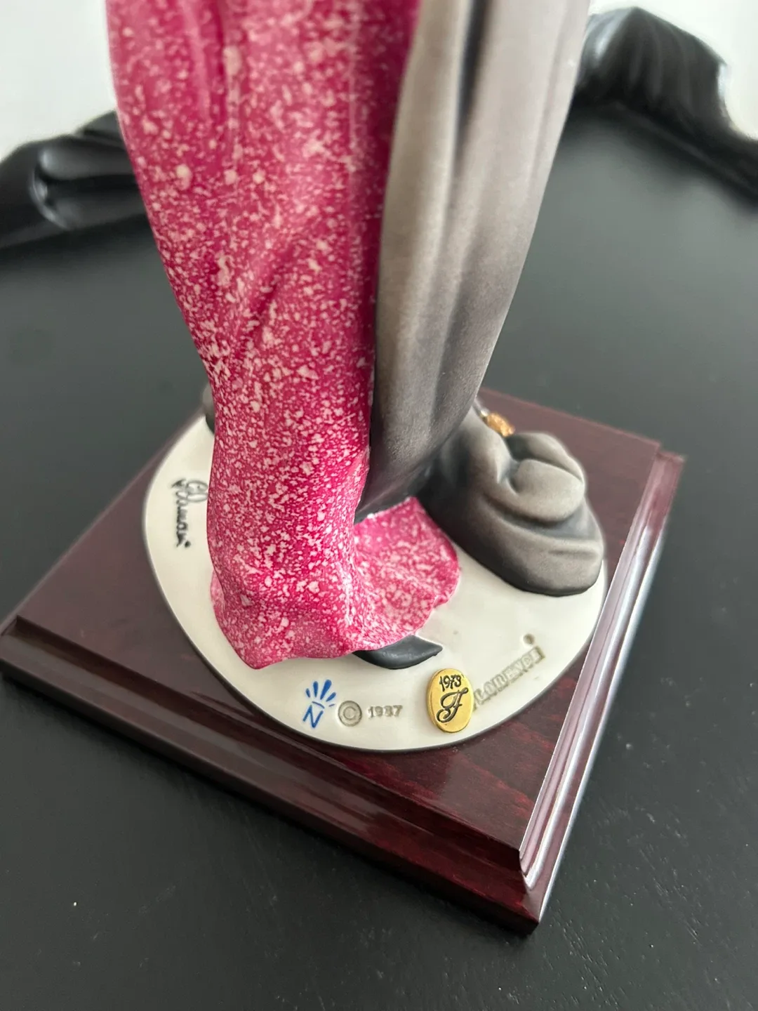 Giuseppe Armani Figurine - Lady with Mirror image indicator(4)