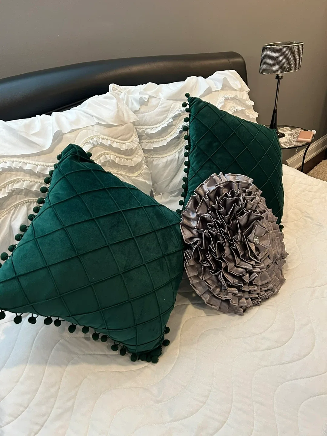 White Ruffled Bedding Set image indicator(3)