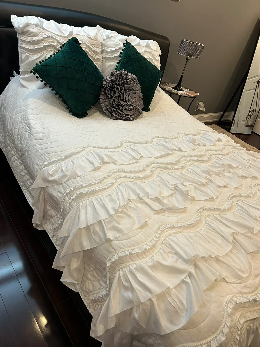 White Ruffled Bedding Set image indicator(2)