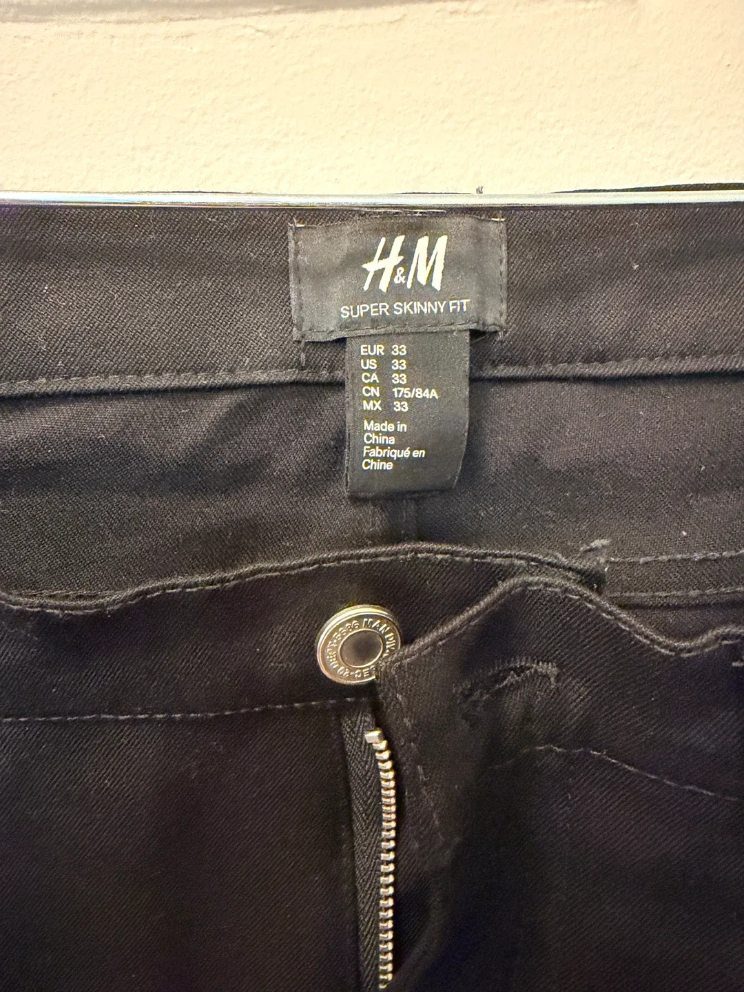 New H&M Super Skinny Fit Black Jeans - Size 33 image indicator(2)