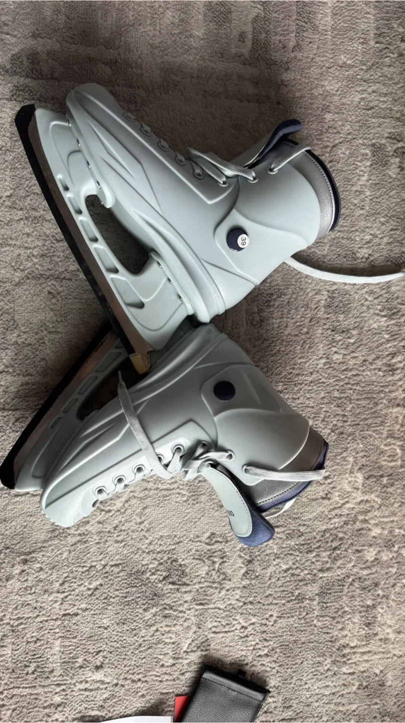 Oxelo Ice Skates - Women's Size 8/EU 39 image indicator(2)