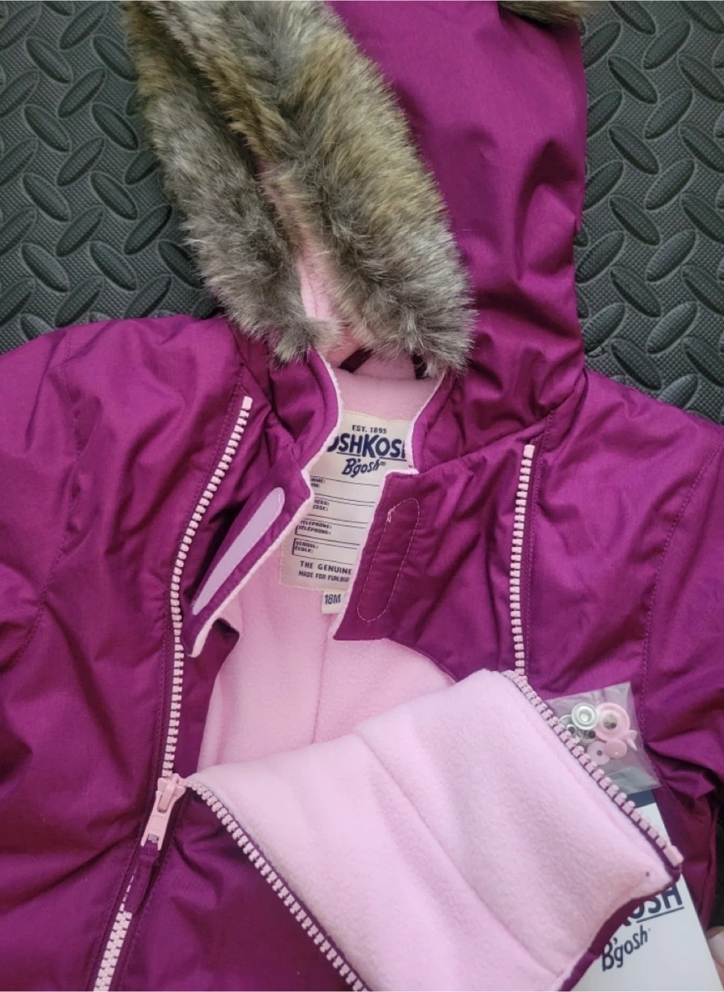 New OshKosh B'gosh 18M Snowsuit - photo 2
