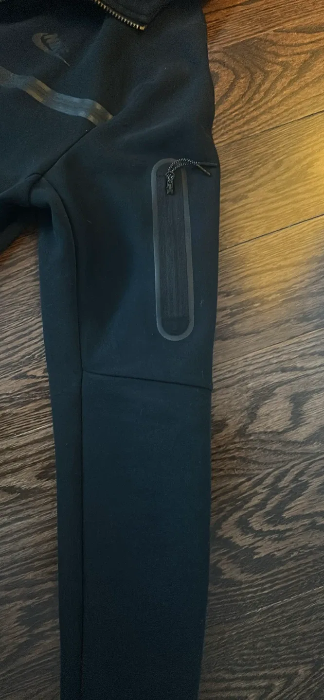 Nike Tech Fleece Hoodie - Size M - Black image indicator(5)