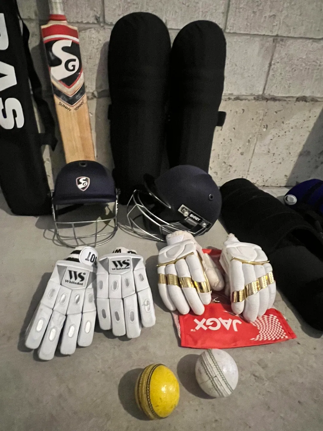 Cricket Gear Set: SG Bat, BAS Bag, Gloves & More image indicator(4)