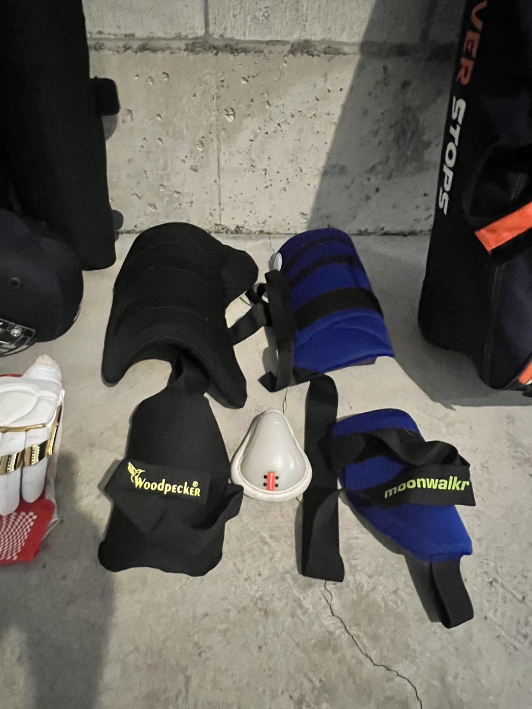 Cricket Gear Set: SG Bat, BAS Bag, Gloves & More - photo 3