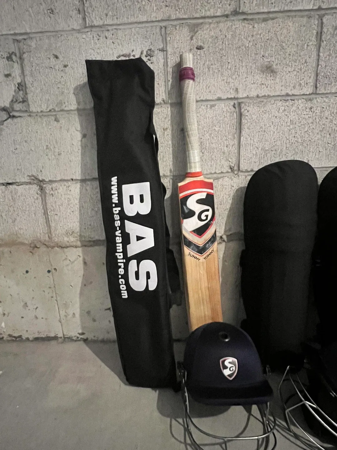 Cricket Gear Set: SG Bat, BAS Bag, Gloves & More image indicator(5)