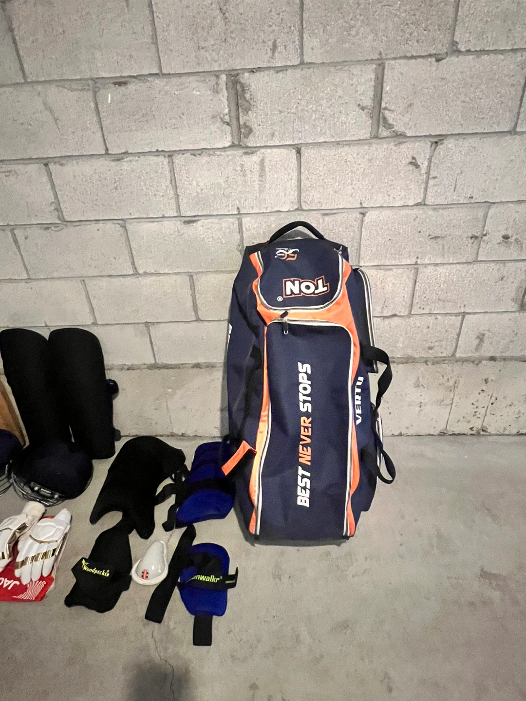 Cricket Gear Set: SG Bat, BAS Bag, Gloves & More - photo 2