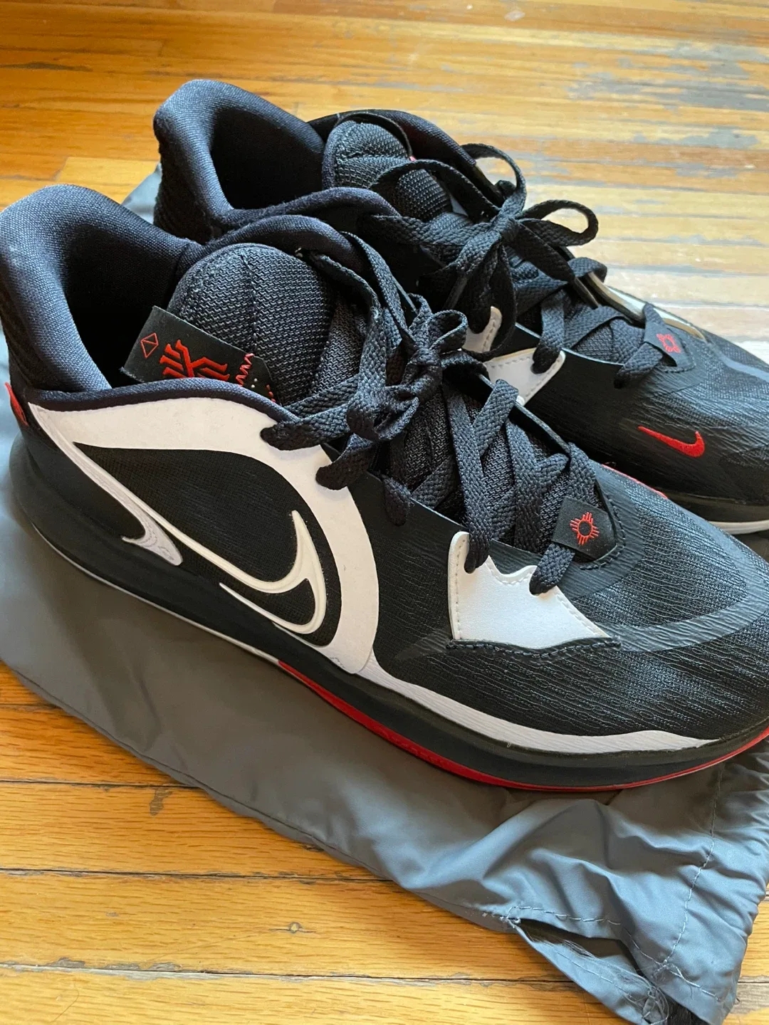 Nike Kyrie Basketball Shoes Black/White/Red image indicator(2)