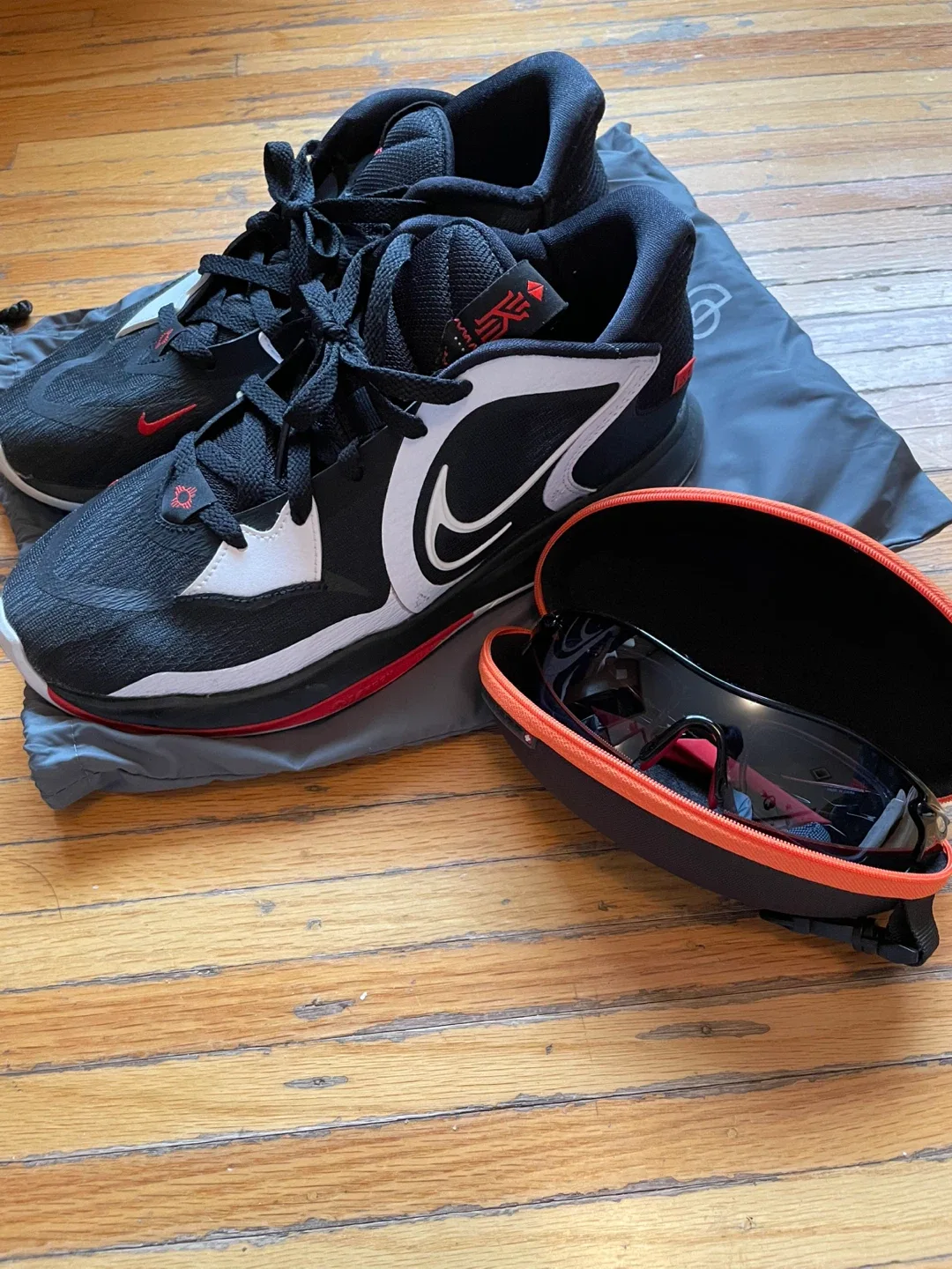 Nike Kyrie Basketball Shoes Black/White/Red image indicator(3)