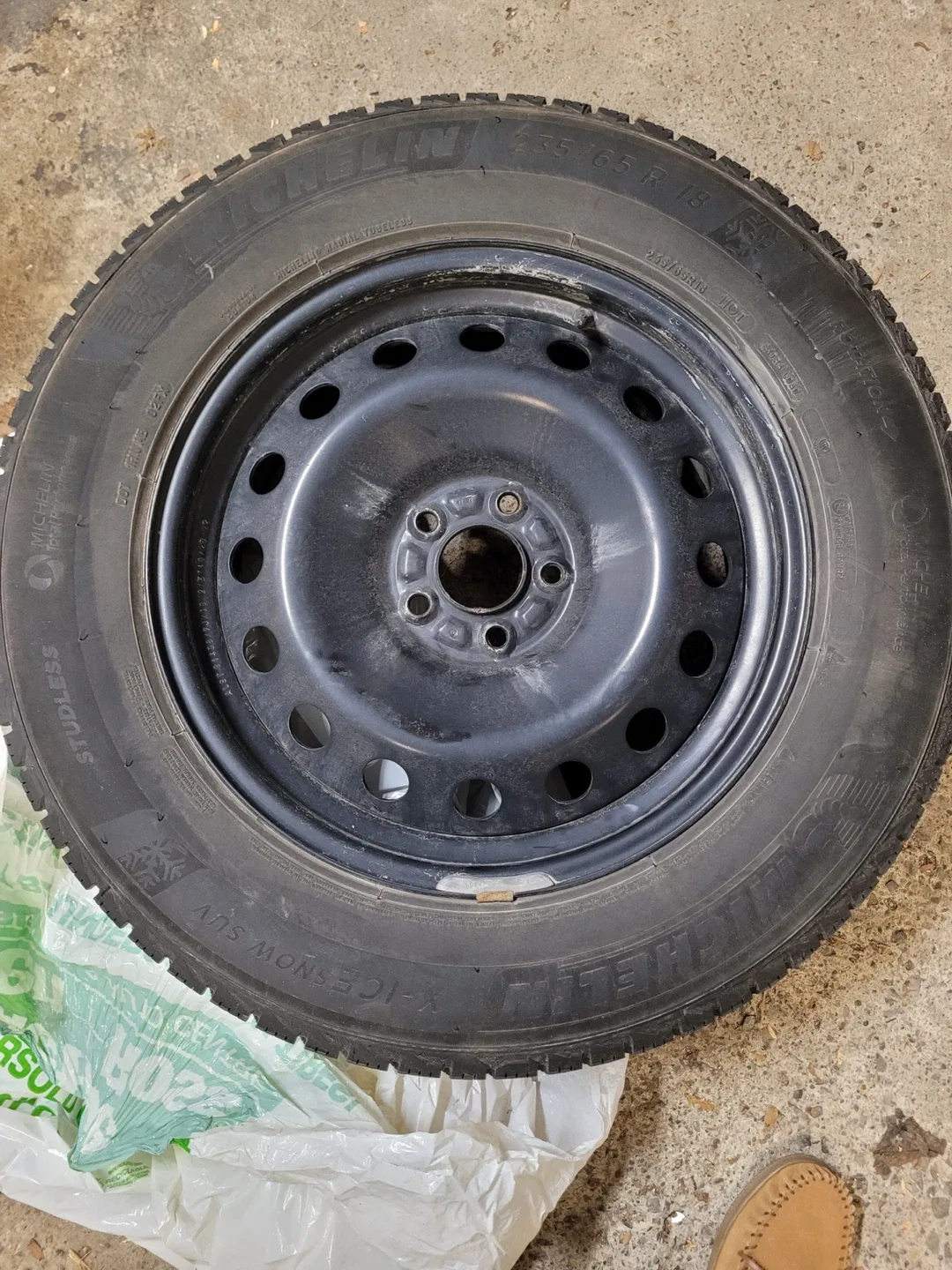 Michelin X-Ice Snow SUV 235/65R18 Tire image indicator(3)