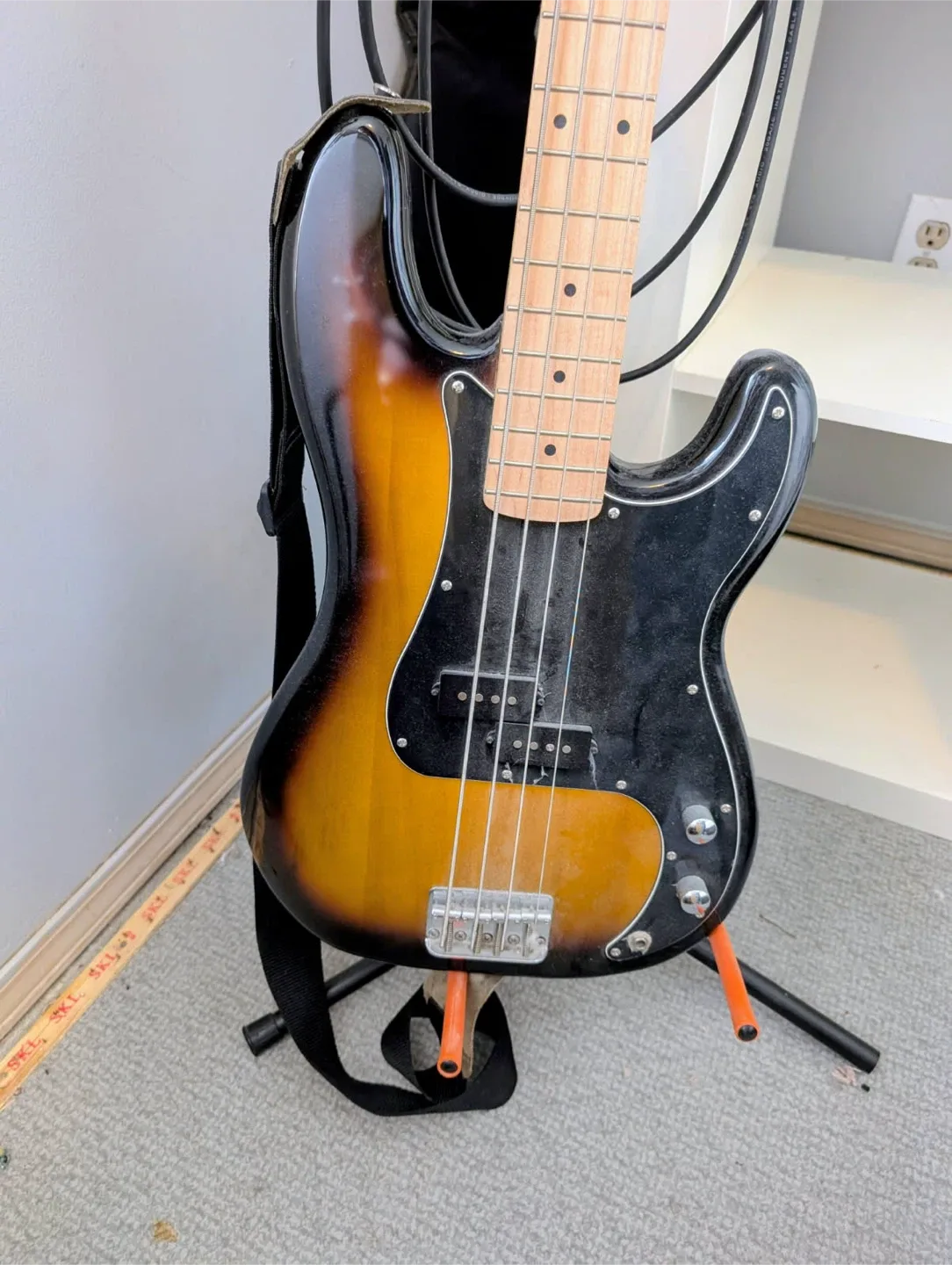 Fender Squire bass, chords and stand image indicator(5)