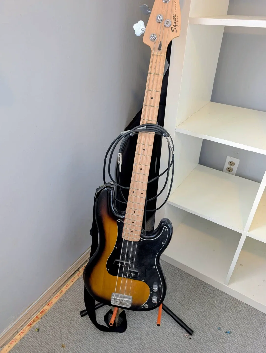 Fender Squire bass, chords and stand image indicator(4)