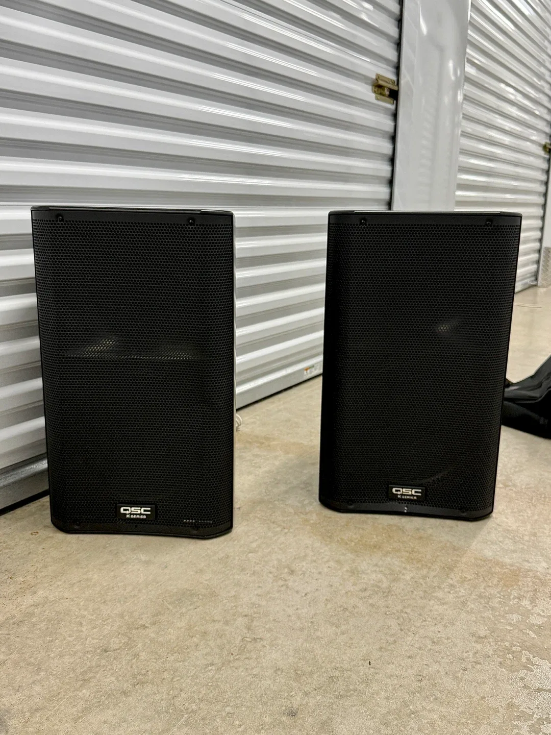 QSC K12.2 Powered Speakers  4 pieces + Tote Bags image indicator(3)