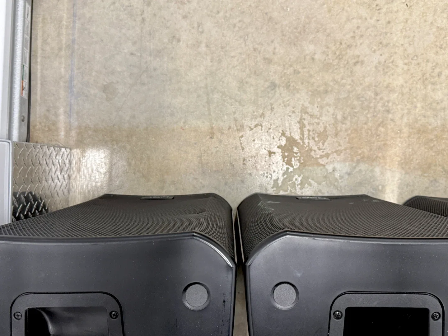 QSC K12.2 Powered Speakers  4 pieces + Tote Bags image indicator(9)