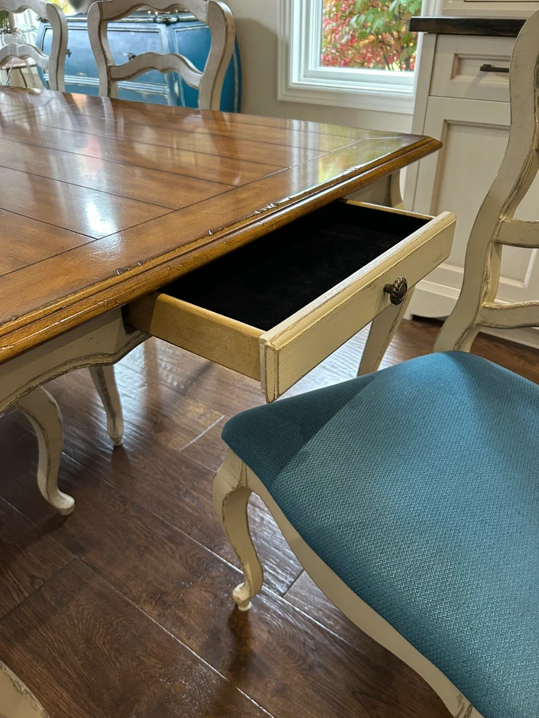 Dining Table with 6 Chairs image indicator(4)