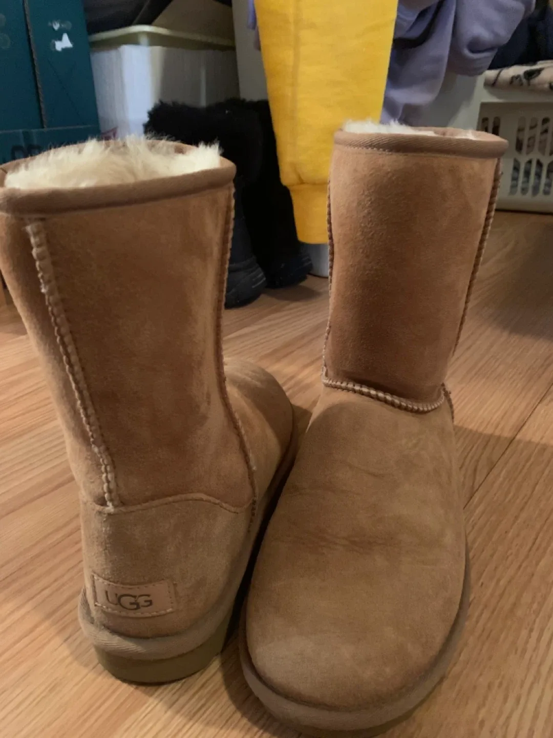 UGG Classic Boots - Size 8-9 image indicator(2)