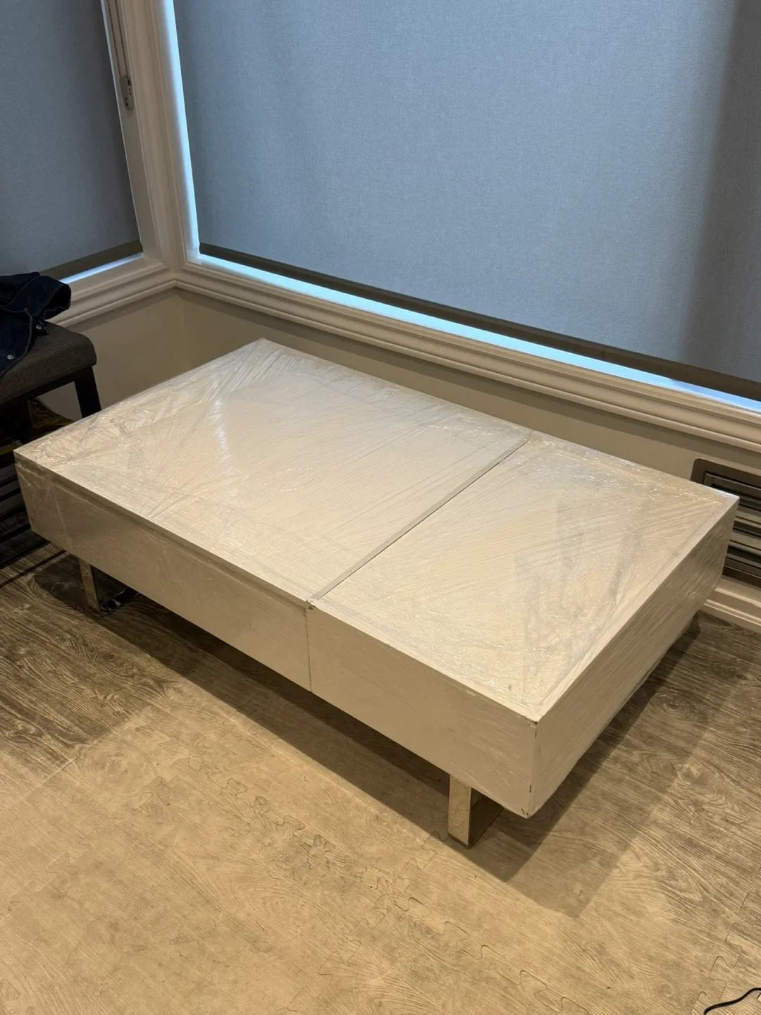 White Modern Lift Top Coffee Table image indicator(3)