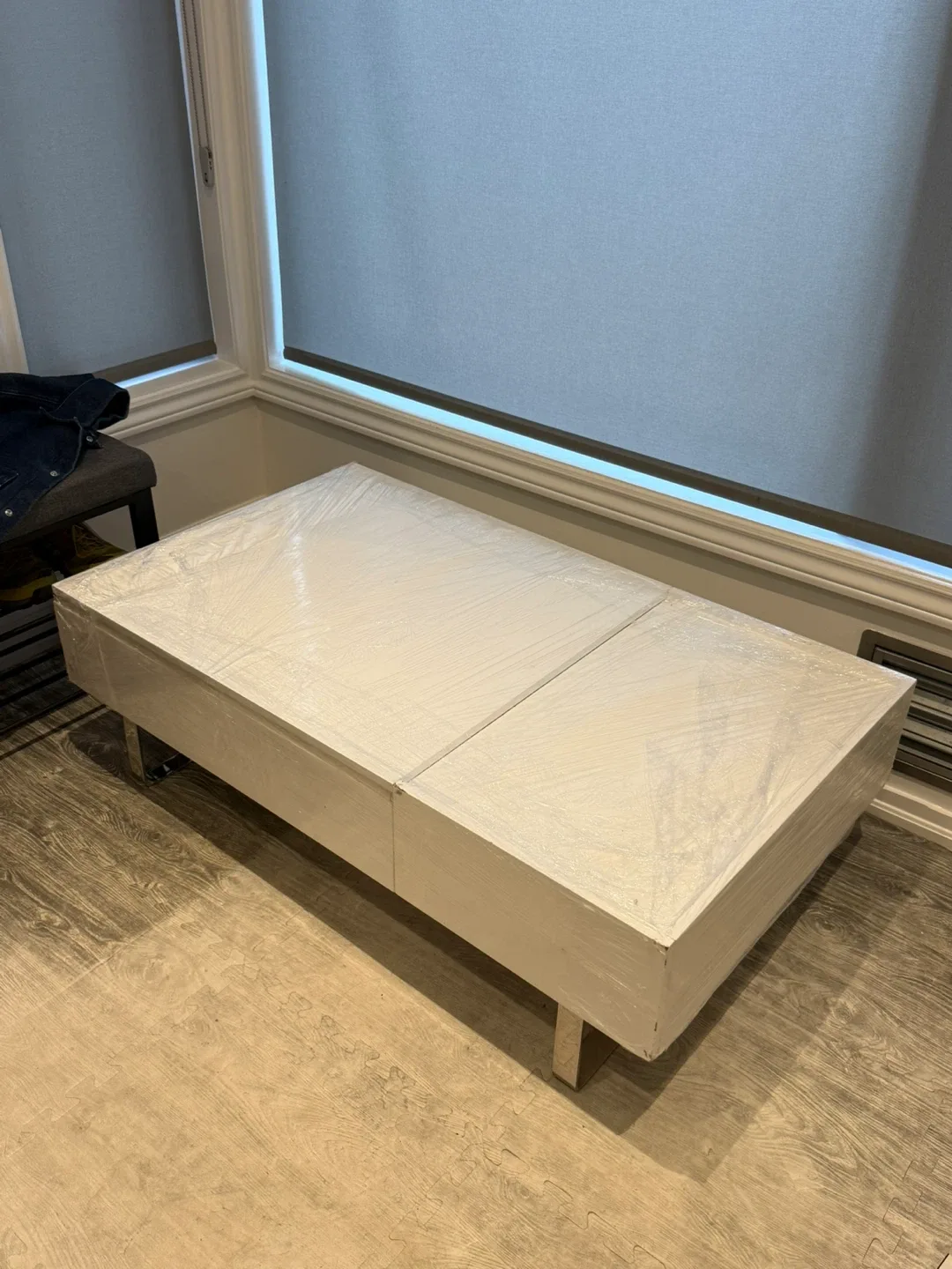 White Modern Lift Top Coffee Table image indicator(4)