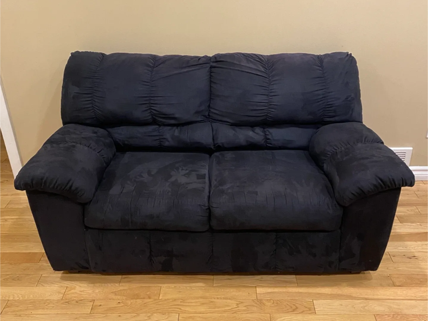 Modern Cozy Black Loveseat (CAN DELIVER)