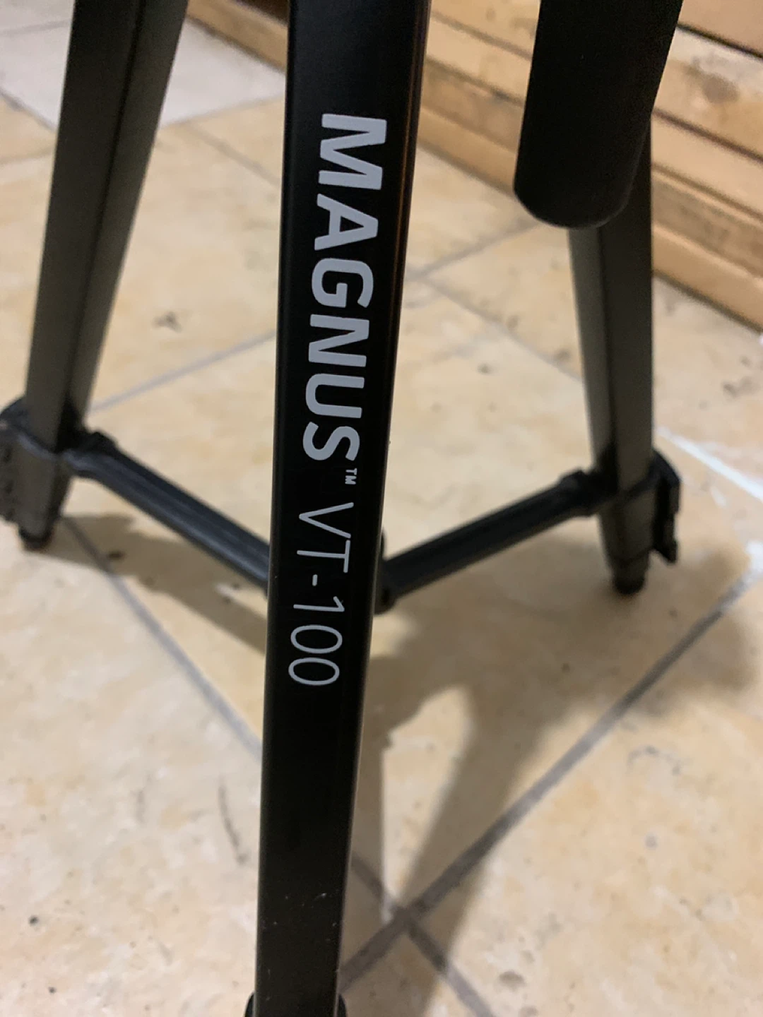 Magnus VT-100 Tripod - photo 2