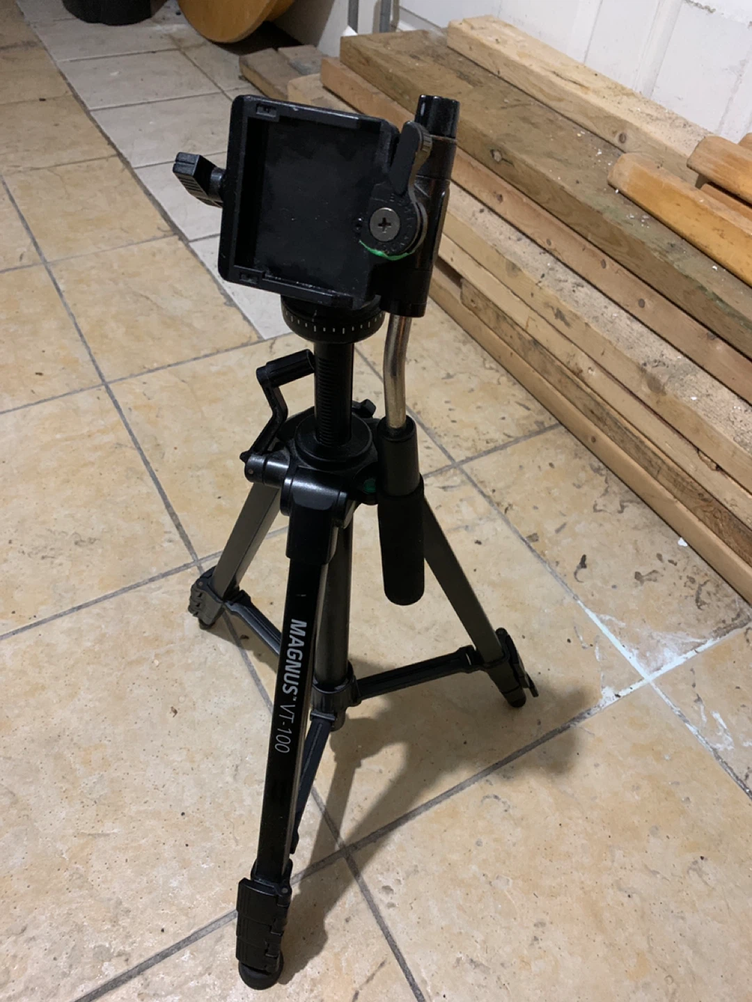 Magnus VT-100 Tripod