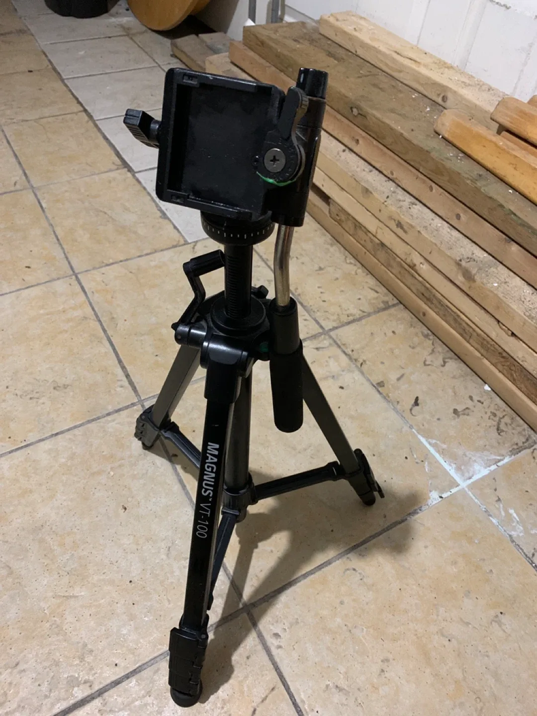Magnus VT-100 Tripod thumbnail