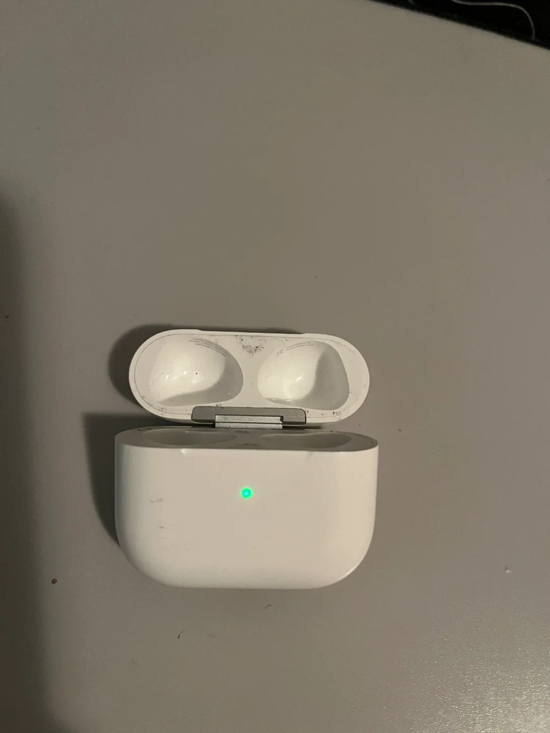 Apple AirPods Pro Case image indicator(2)