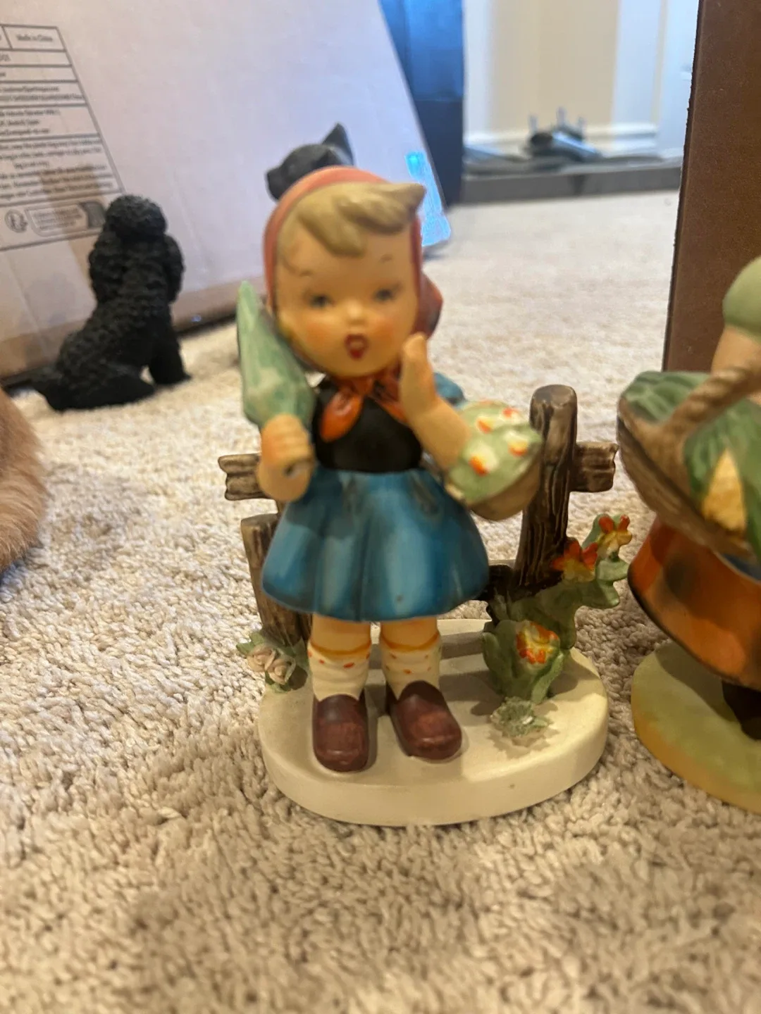 Hummel Figurines Collection image indicator(2)