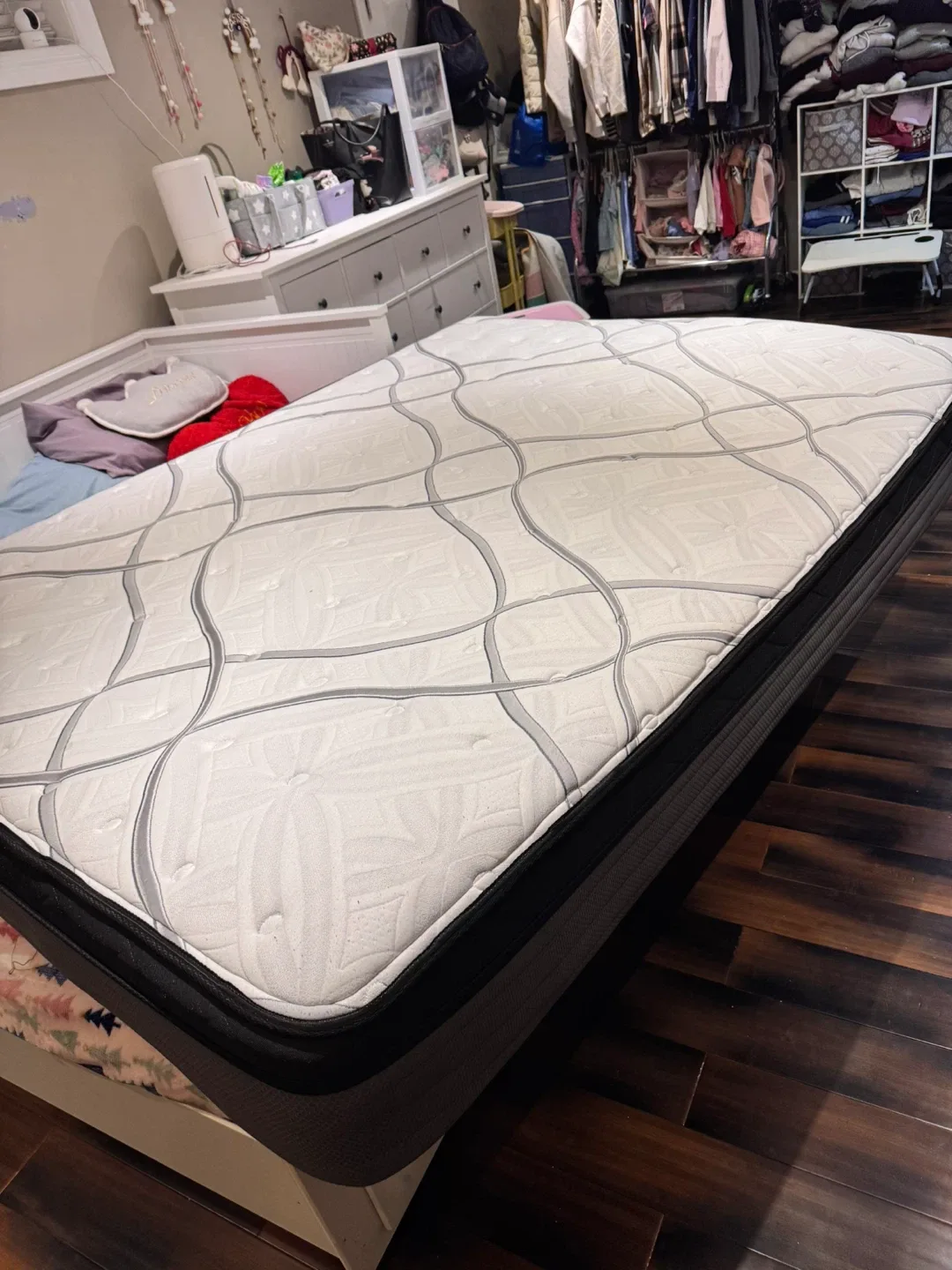 Sealy Titanium Posturepedic Queen Mattress image indicator(2)