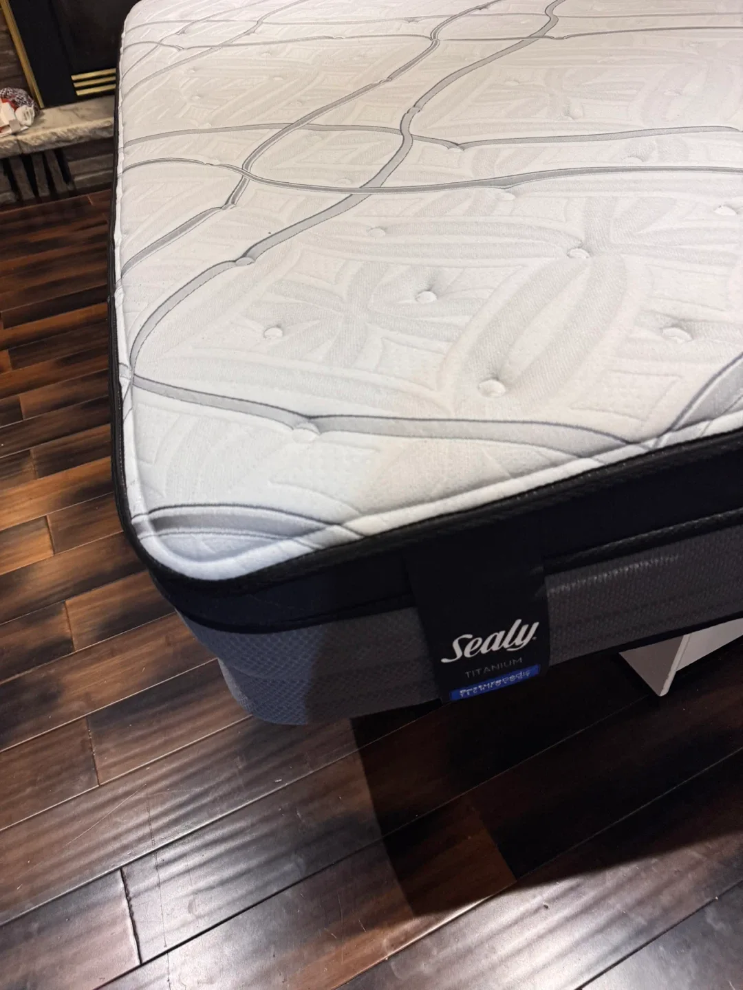 Sealy Titanium Posturepedic Queen Mattress image indicator(4)