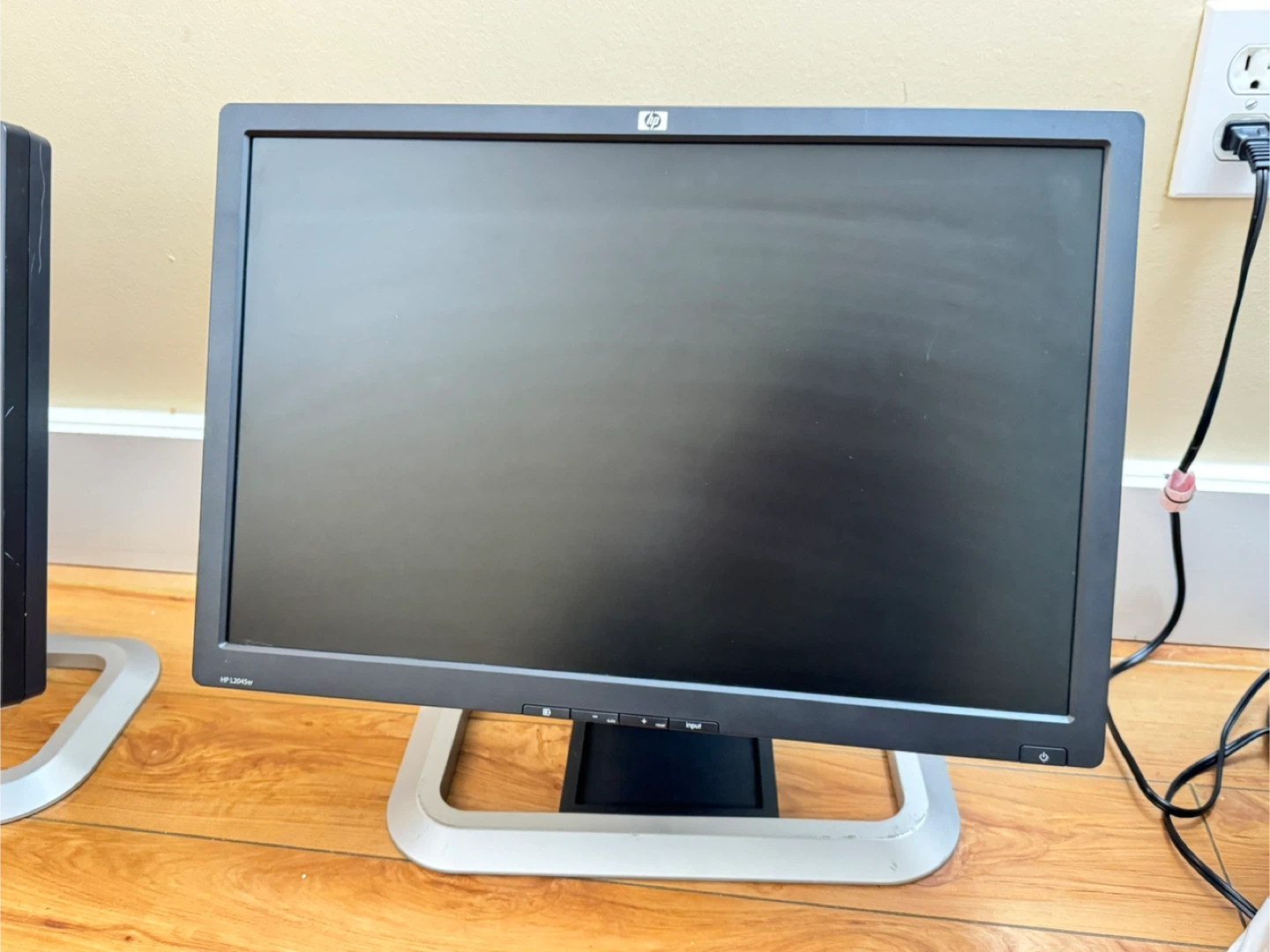 HP L2045w 20-inch LCD Monitor