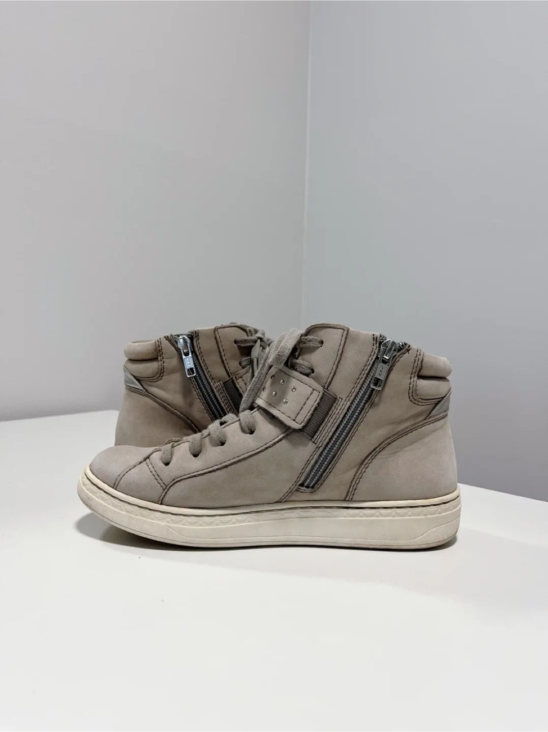 Women’s Earth Origins Grey High Top Sneakers-Size women’s 7 image indicator(3)