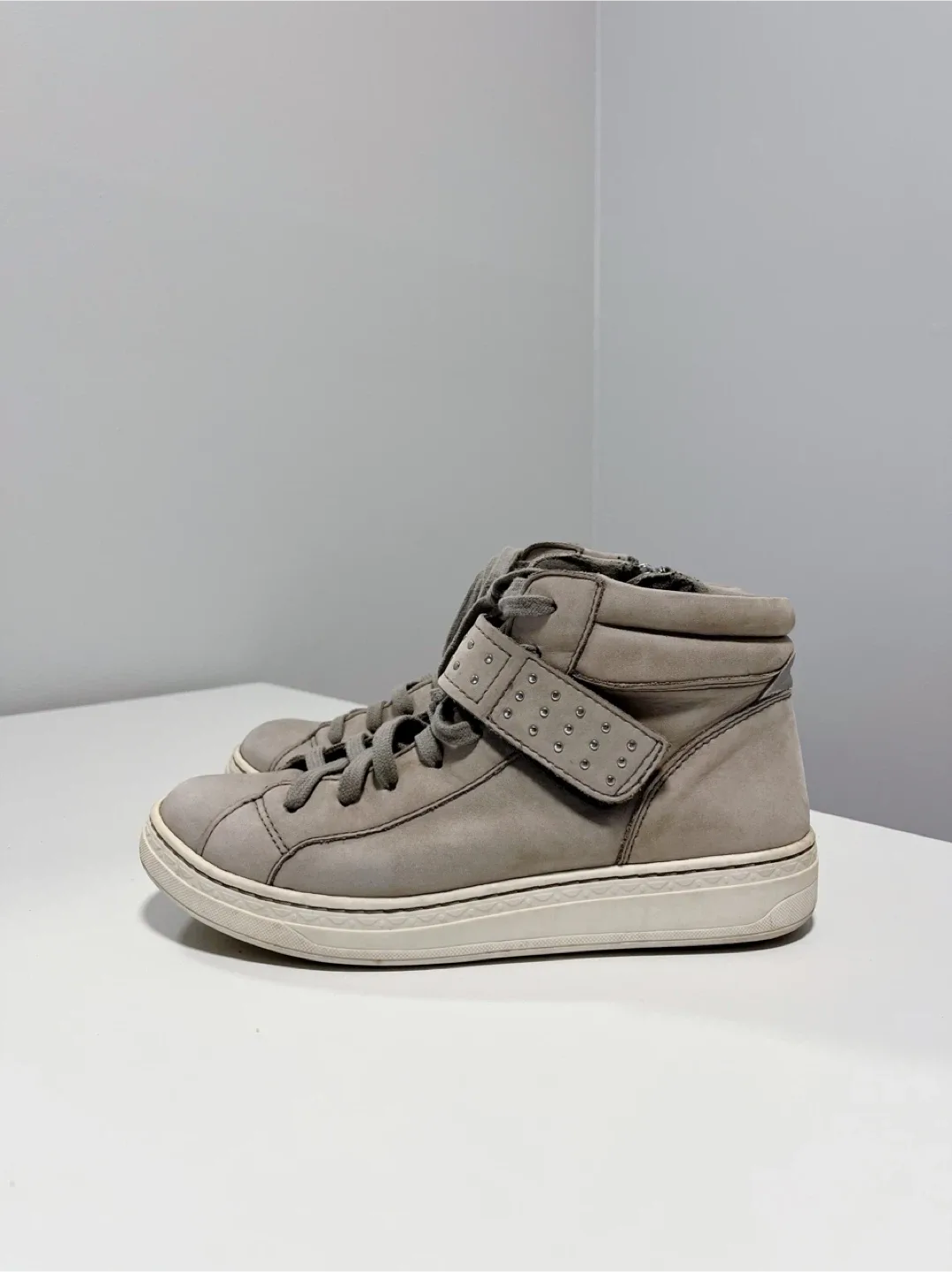 Women’s Earth Origins Grey High Top Sneakers-Size women’s 7 image indicator(2)