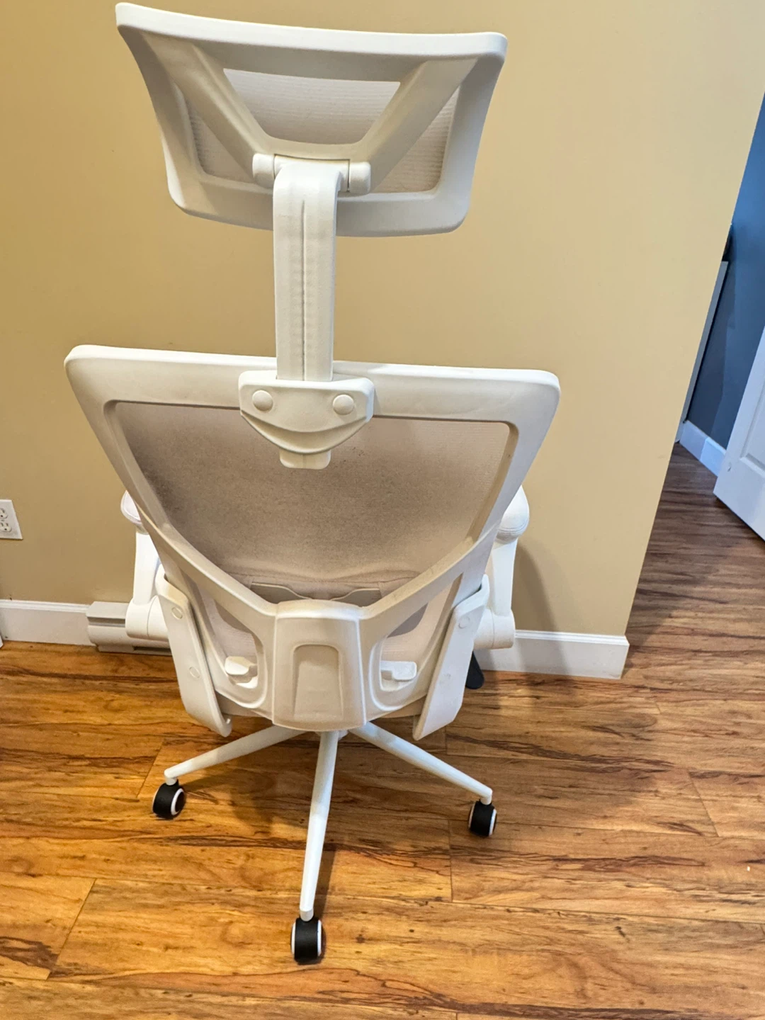 Ergonomic Office Chair - White - photo 3