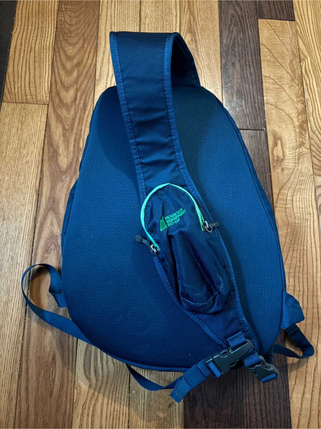 Mountain Equipment Co-op MEC crossbody bag sling pack image indicator(4)