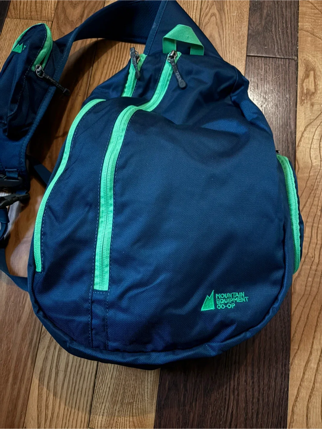 Mountain Equipment Co-op MEC crossbody bag sling pack image indicator(2)